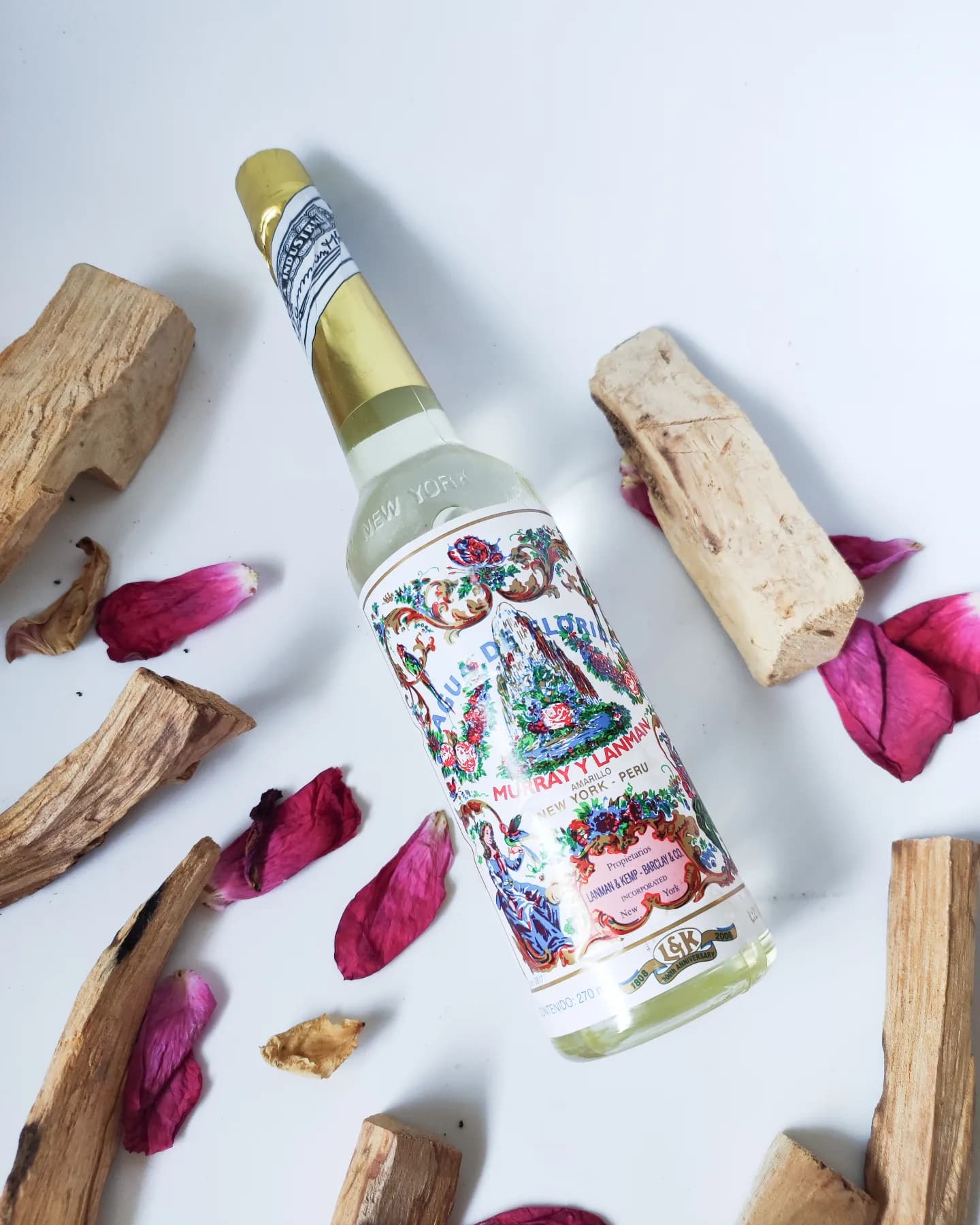 Botella de Agua Florida con trozos de palo santo y pétalos de rosa