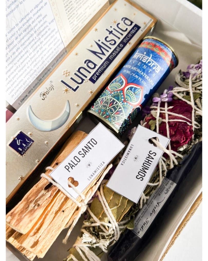 Box Mística abierta con incienso Luna Mística, palo santo y sahumo